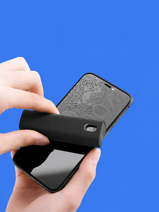 NEXDRIVE ScreenClean noir nettoyant écran 2-en-1 utilisé sur smartphone